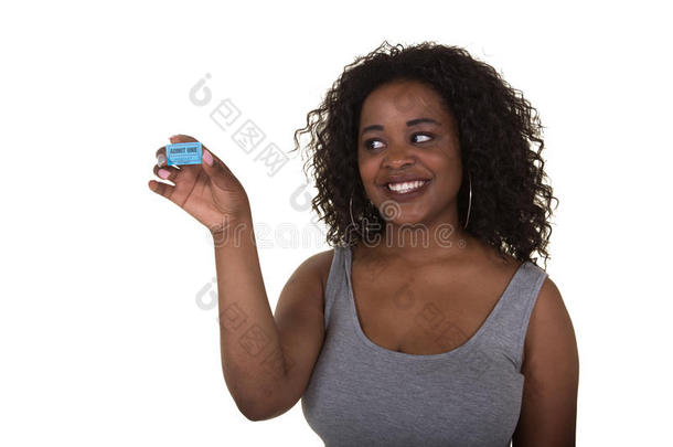 一个年轻的女人拿着一张在白色上隔离的<strong>抽奖</strong>券