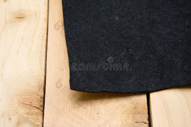黑色织物胶带剥离，准备粘在木托盘背景上