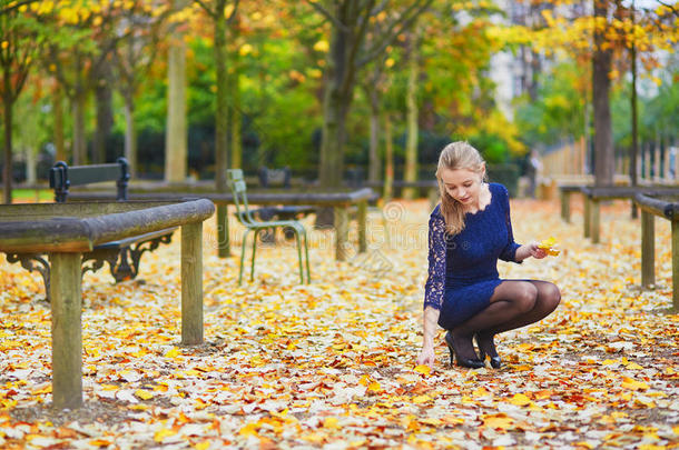 秋天，巴黎<strong>卢森堡</strong>花园里美丽的年轻女人