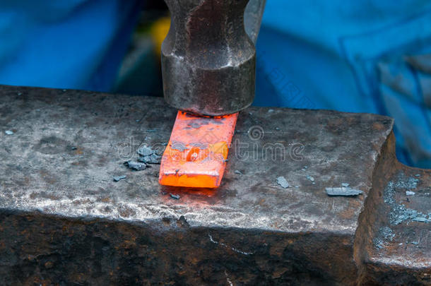 在铁匠锻造厂工作的金属的详细照片