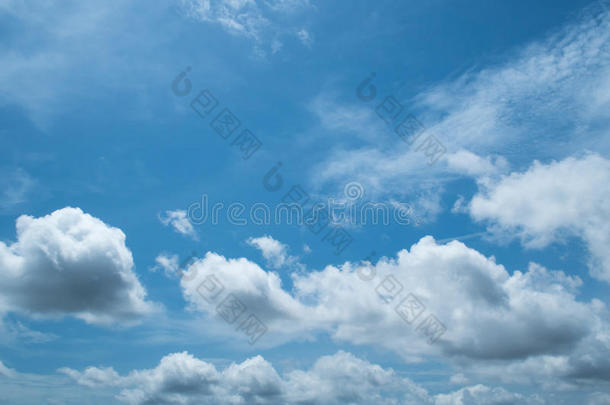 云和天空。 <strong>透视</strong>蓝天上独特美丽的白云