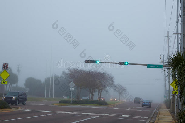 佛罗里达雾霭的早晨，有交<strong>通车</strong>