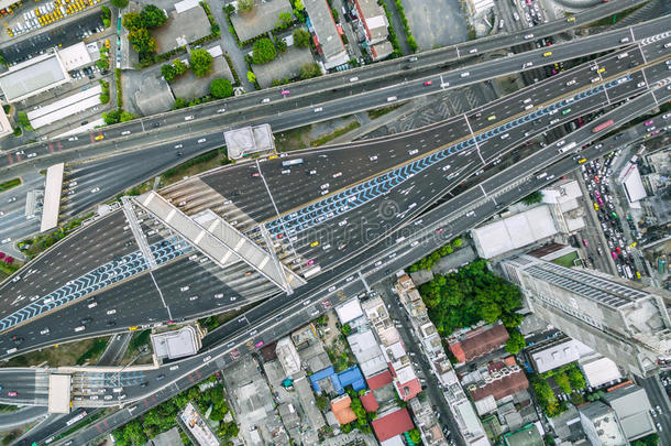 城市交通枢纽和<strong>交通道路</strong>的鸟瞰图，顶部和Birdeyes视图拍摄90度，模糊背景