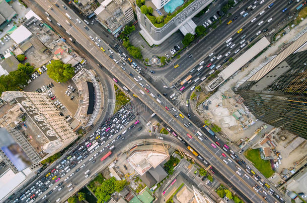 城市交通枢纽和交通道路的鸟瞰图，顶部和Birdeyes视图拍摄90度，模糊背景