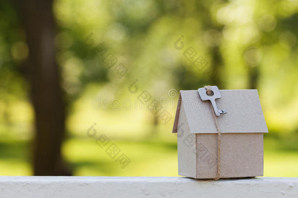 纸板房子与钥匙对抗绿色博克。 建筑，贷款，乔迁，保险，房地产或购买新房子。