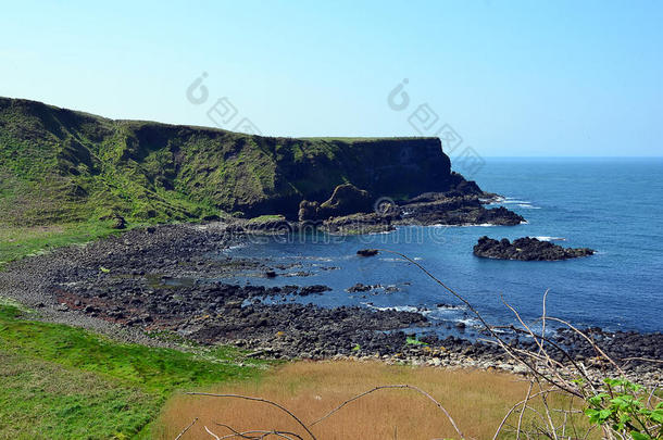 爱尔兰海岸有海洋和悬崖夏季景观