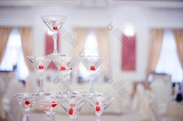 玻璃<strong>酒杯</strong>。 香槟金字塔。 山上的<strong>酒杯</strong>、葡萄酒和樱桃。 为了酒精。 节日饮料。 酒保表演