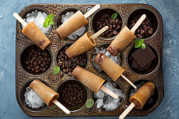 咖啡和奶油冰棒加巧克力软糖