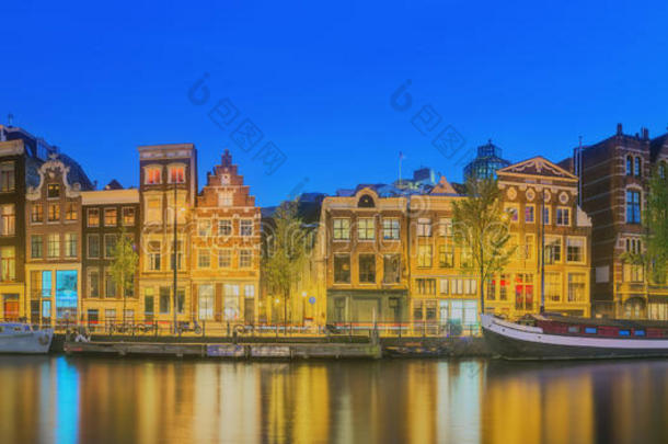 阿姆斯特丹河，运河和美丽的阿姆斯特丹市夜景。荷兰