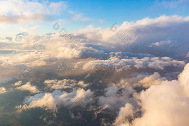 从飞机窗口座椅上俯瞰云景