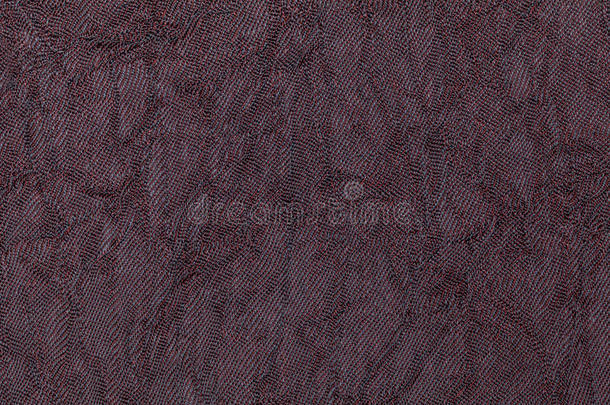 来自纺织材料的深紫色波浪背景。 织物与自然纹理特写。