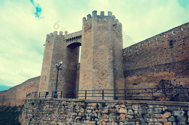 中世纪城墙的大门。 莫雷拉，卡斯特隆