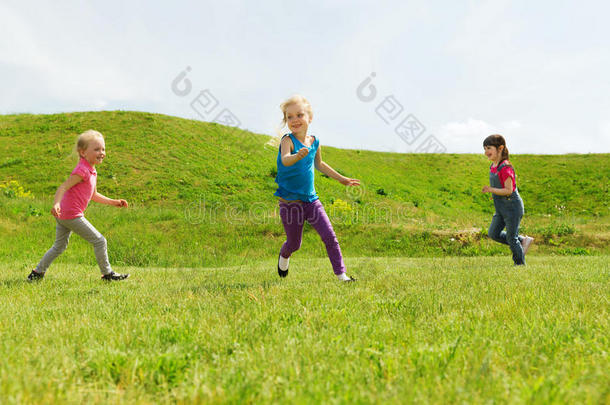 一群快乐的孩子在户外跑步