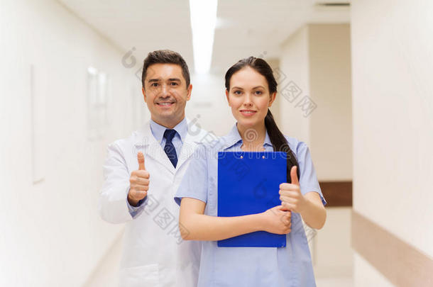 医生和护士在医院竖起大拇指