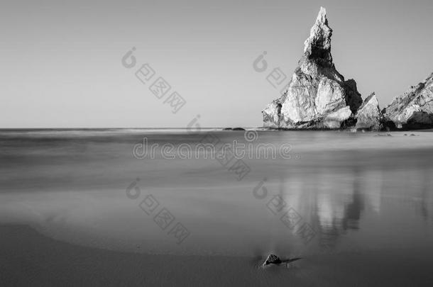 大西洋岩石海岸线的黑白照片