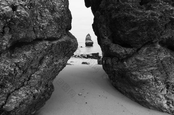 大西洋岩石海岸线的黑白照片
