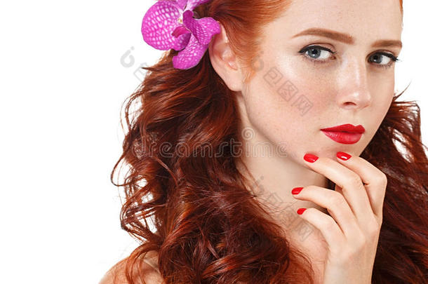 美丽的红头发女人肖像与花在头发完美的弥补