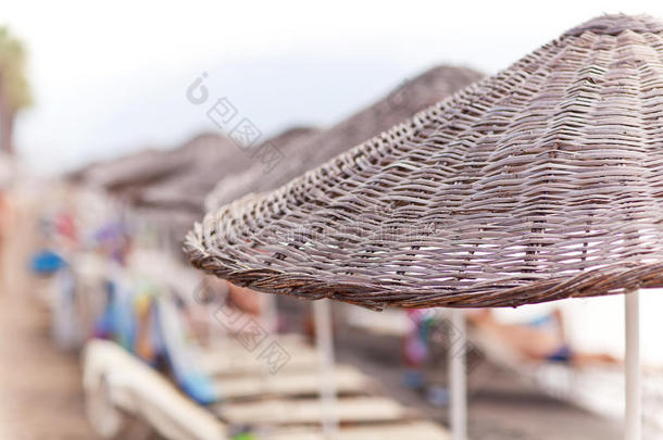 海滩上有遮阳伞和躺椅。 马马里斯。 火鸡