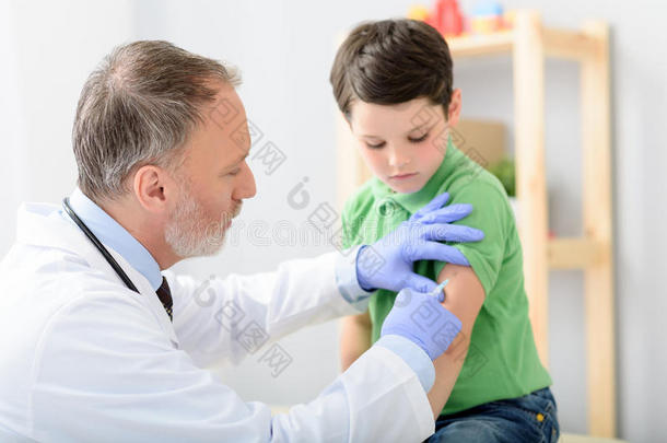 儿科医生注射疫苗