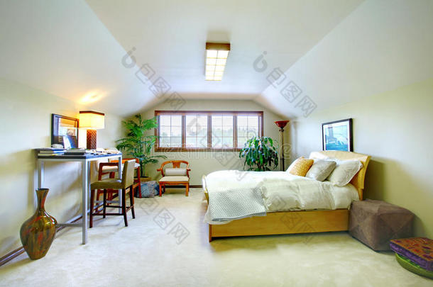优雅的楼上卧室，柔和的色调，拱形天花板和书房。