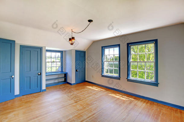空<strong>地下室</strong>房间内部有蓝色的<strong>门</strong>和硬木地板。