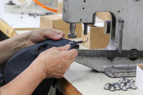 纺织生产行业的女工人
