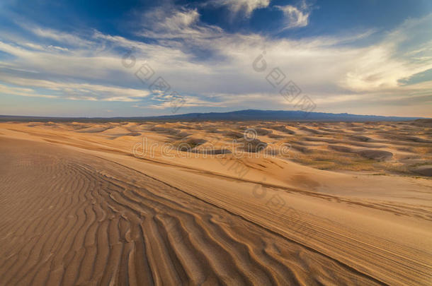 沙漠中美丽的黄色沙丘。 戈壁沙漠。