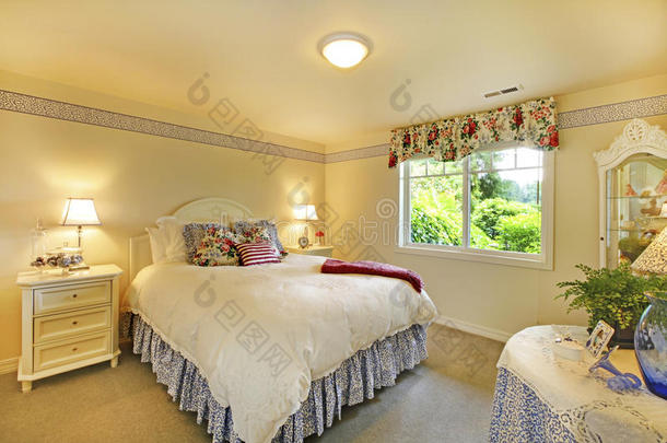 优雅的卧室内部，白色床上用品和米黄色墙壁。