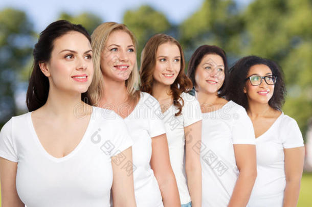 一群穿着白色T恤的快乐不同的女人