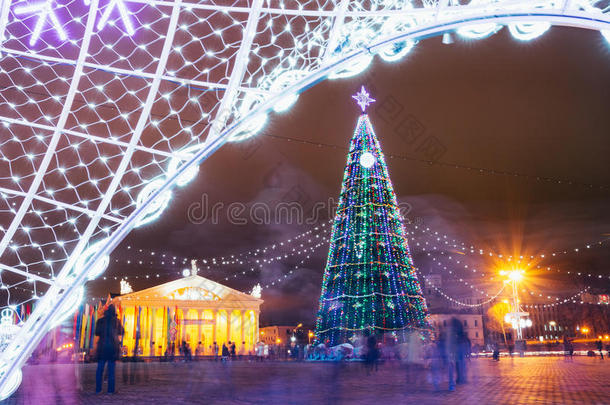 城市广场的圣诞树、灯饰和装饰品