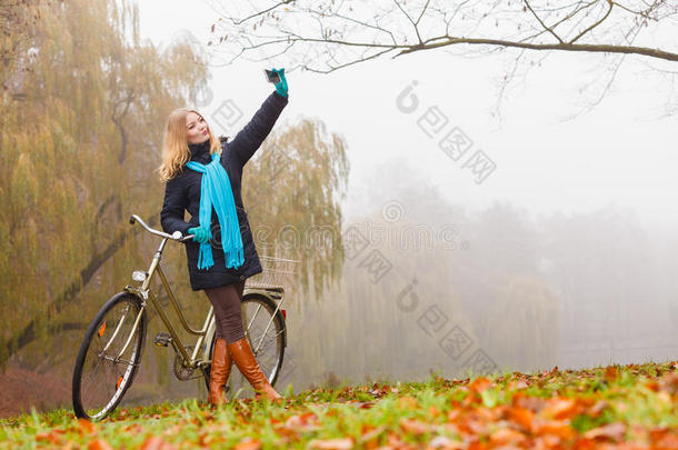 积极的秋天自行车骑自行车照相机