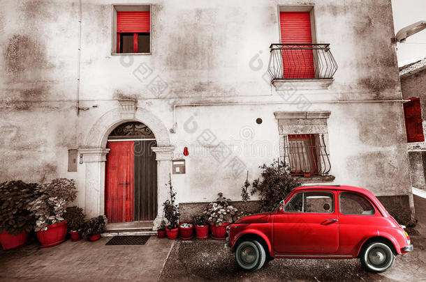 古老的意大利古董场景。红色古董车。老化效应