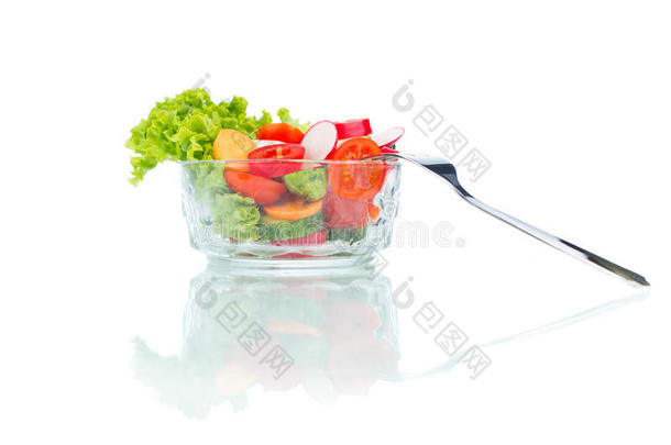 新鲜蔬菜沙拉在玻璃碗与叉子隔离在白色