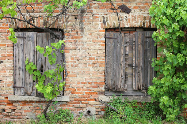 砖墙与木制窗框的旧房子