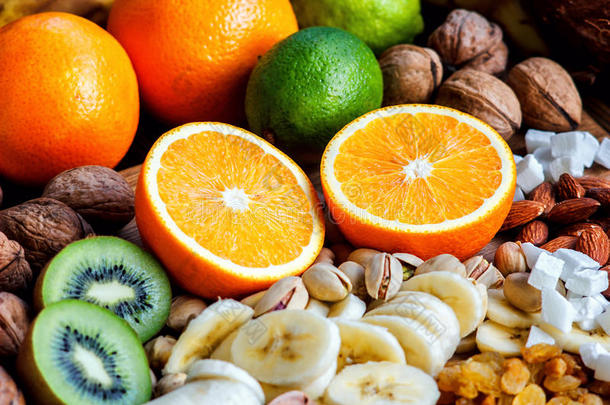 新鲜水果。 健康的食物。 混合水果和坚果背景。健康饮食，喜欢水果。