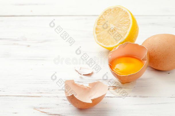 鸡蛋，柠檬准备自制食品和化妆品