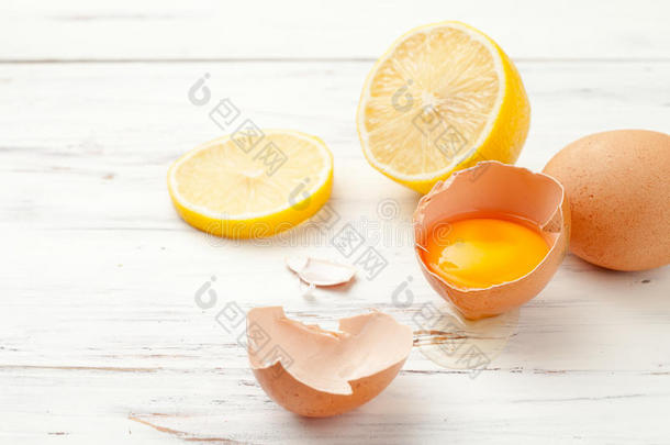 鸡蛋，柠檬准备自制<strong>食品</strong>和<strong>化妆品</strong>