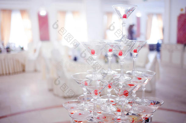 玻璃酒杯。 香槟金字塔。 山上的酒杯、葡萄酒和樱桃。 为了酒精。 节日饮料。 装饰