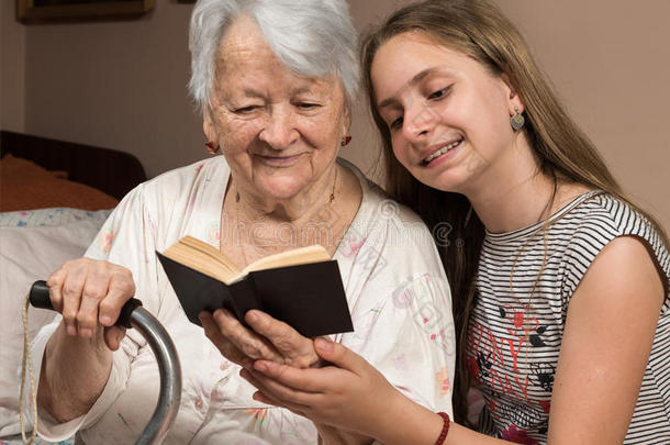祖母和孙女在读一<strong>本书</strong>