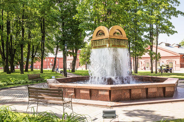 带有圣彼得堡国营企业沃多卡纳尔标志的喷泉
