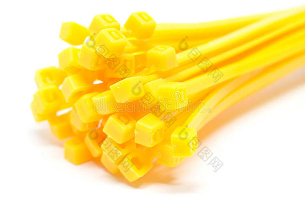 电缆领带在黄色隔离在白色背景特写