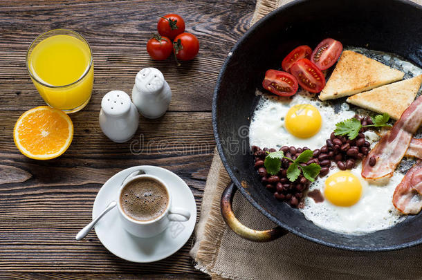 英式早餐，培根，煎蛋，烤豆，咖啡杯
