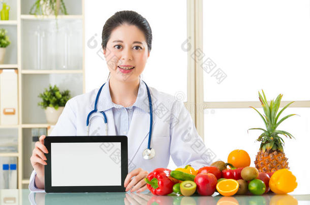 医生营养师，蔬菜和水果持有空白数字