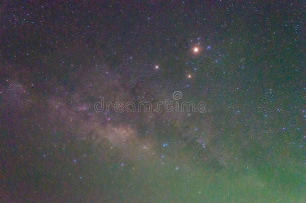 银河系恒星背景的图像