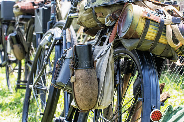 特写旧军用自行车与工具包和设备的照片