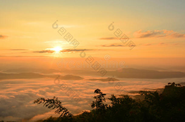 美丽的风景山景在太阳升起的薄雾