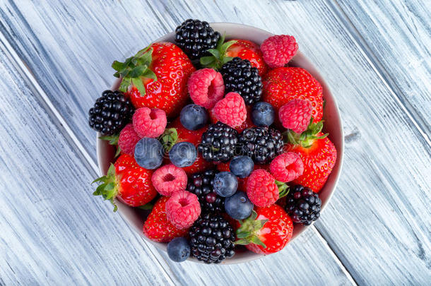 一碗新鲜水果。 黑莓；覆盆子；蓝莓