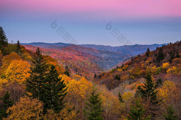 秋天的颜色，黄昏，烟雾弥漫的山脉