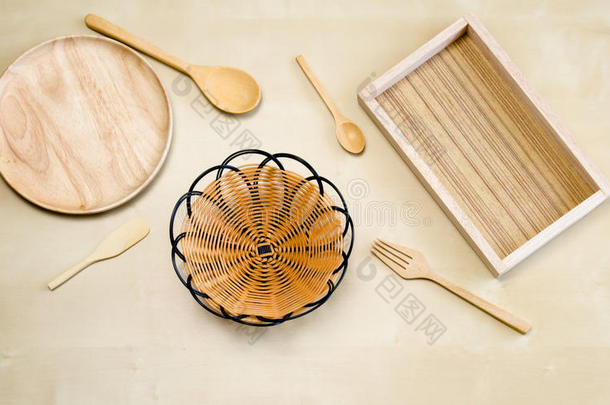 空木盘，木托盘，木勺，木叉，木茶勺，木勺和橘子放在篮子里。