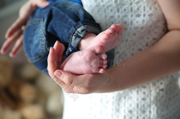 父母手中的新生婴儿脚